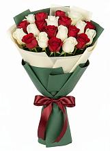 Букет Микс из красных и белых роз в Хомутово Иркутская область
