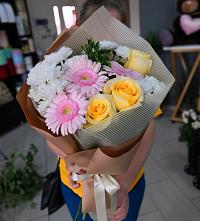 Букет цветов из:  Герберы, Розы и Хризантемы в Хомутово Иркутская область