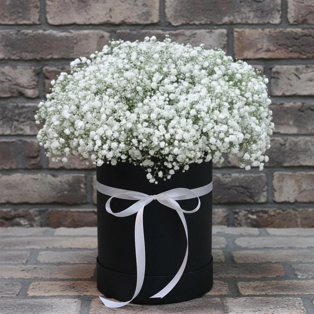 Цветочная композиция из Гипсофила в шляпной коробке в Хомутово Иркутская область