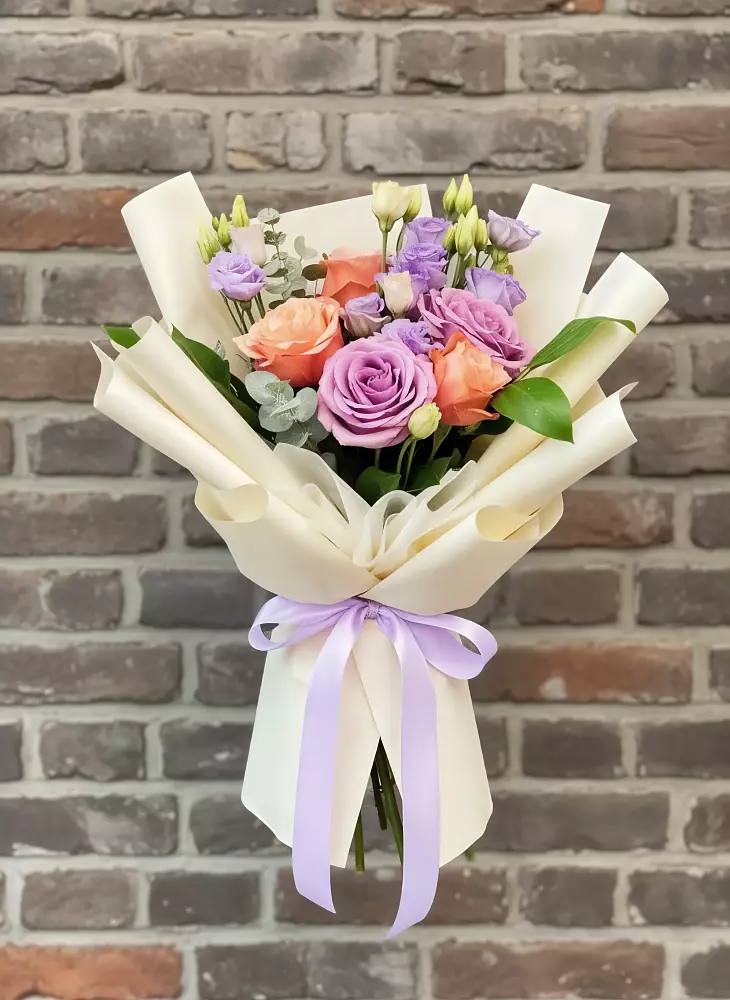 Букет цветов из: Лизиантусы и Розы в Хомутово Иркутская область