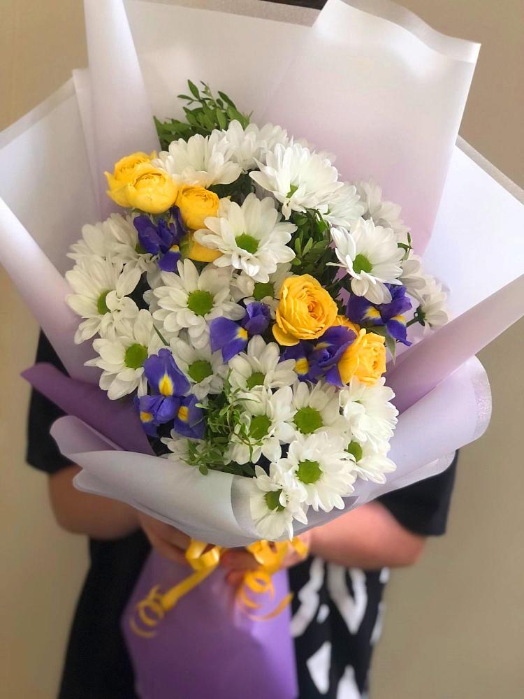 Букет цветов из: Ирисы, Хризантемы и Розы в Хомутово Иркутская область