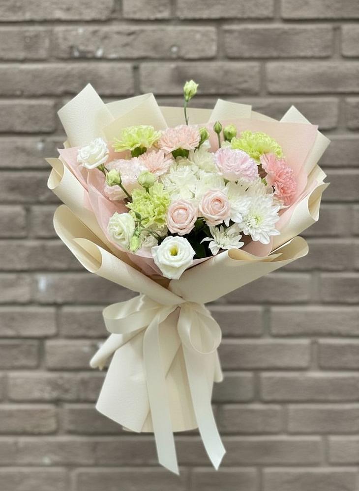 Букет цветов из: Гвоздики, Розы, Лизиантусы и Хризантемы в Хомутово Иркутская область