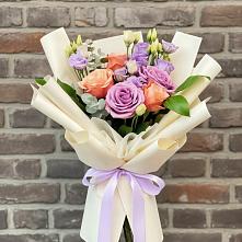 Букет цветов из:  Лизиантусы и Розы в Хомутово Иркутская область