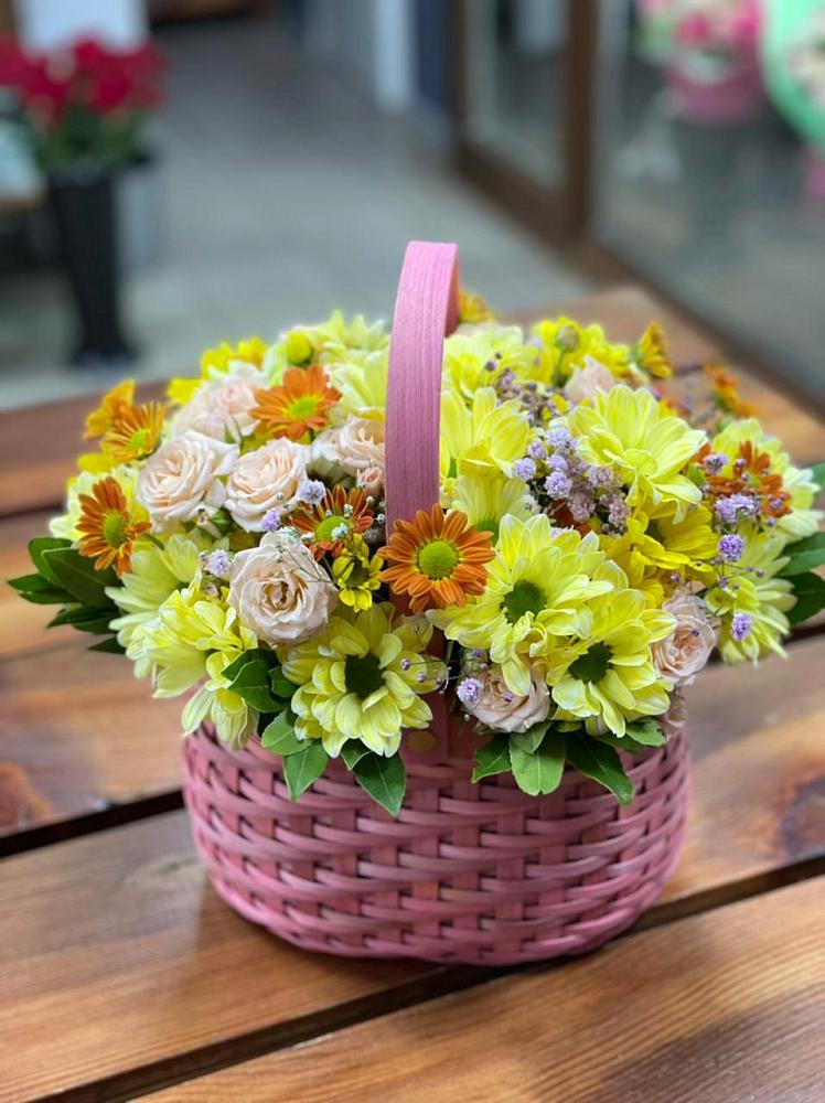 Цветочная композиция из Хризантемы и Розы в корзине в Хомутово Иркутская область
