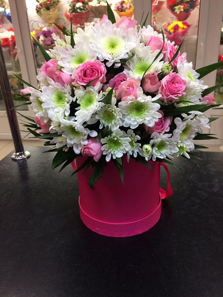 Цветочная композиция из Розы и Хризантемы в шляпной коробке в Хомутово Иркутская область