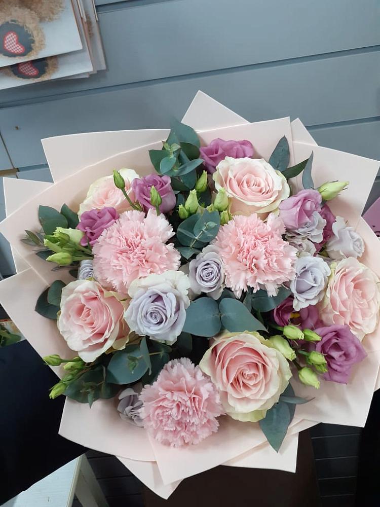 Букет цветов из: Розы, Гвоздики и Лизиантусы в Хомутово Иркутская область